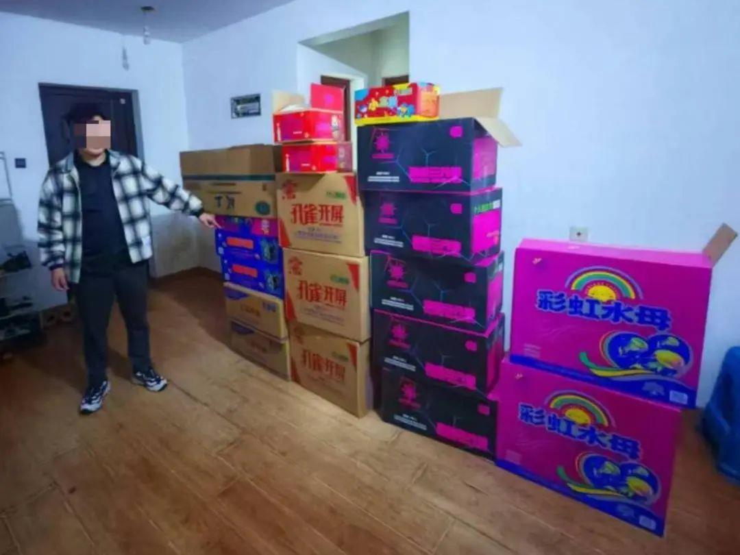 卖烟花爆竹？小心违法！冰球突破网站朋友圈售(图3)
